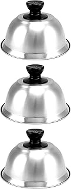Comparativa de campanas de metal y vidrio para presentar hamburguesas